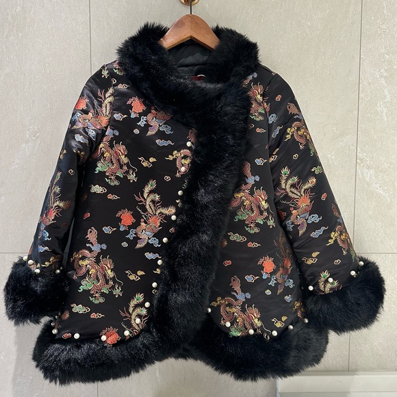 *SOLD* Vintage Oriental Satin Jacquard Cape Jacket w/ Pearl Beaded Faux Fur Trim - Picture 6 of 12